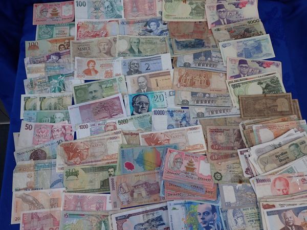 COLLECTION OF WORLD BANKNOTES