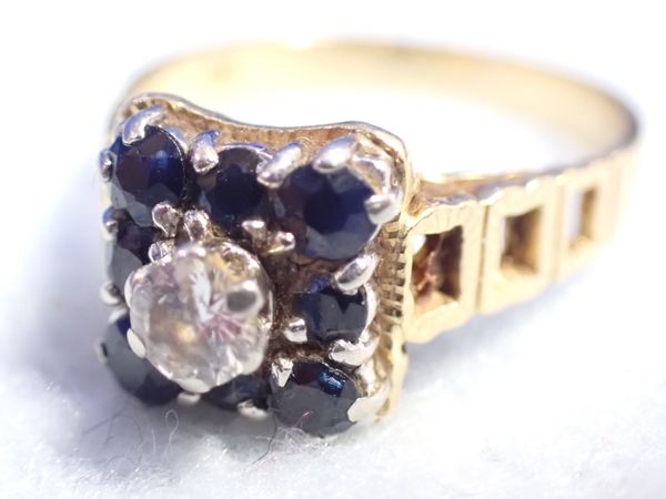 A DIAMOND AND SAPPHIRE DRESS RING