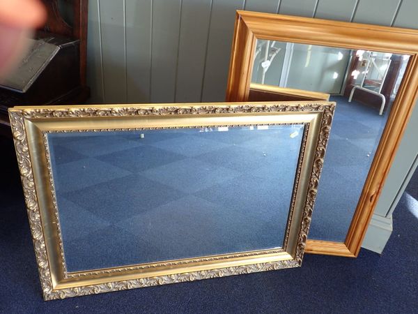 A DECORATIVE GILT FRAMED WALL MIRROR, WITH BEVELLED PLATE