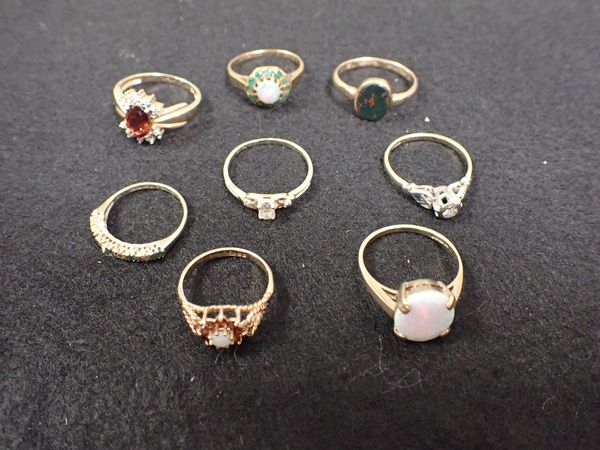 A COLLECTION OF 9CT GOLD DRESS RINGS