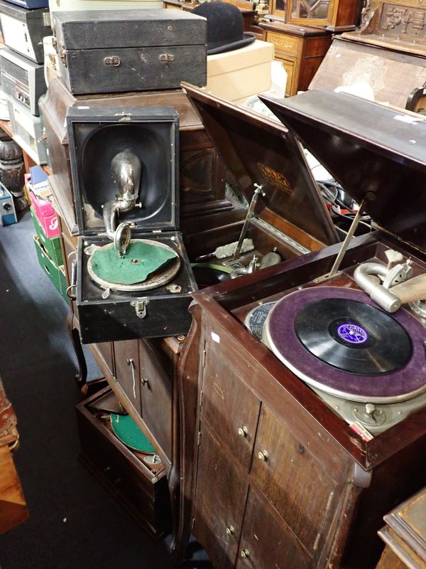 A VICTOR 'VICTROLA' VV215 CABINET GRAMOPHONE