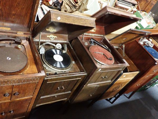 A 'DULCETTO' MAHOGANY CABINET GRAMOPHONE