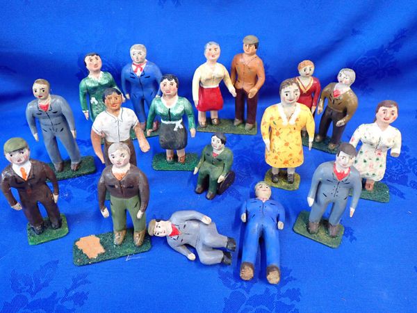 A GROUP OF 20TH CENTURY FOLK ART CARVED WOODEN FIGURES