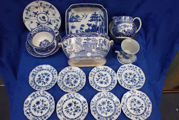 A WILLOW PATTERN PEARLWARE BOWL,  A 19TH CENTURY DOUBLE-SPOUTED VESSEL