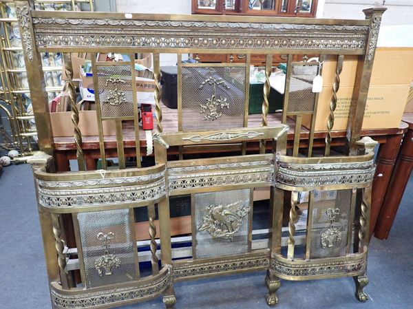 AN EARLY 20TH CENTURY BRASS BEDSTEAD