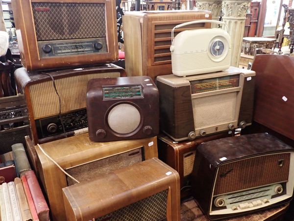 A  COLLECTION OF VINTAGE WIRELESS SETS