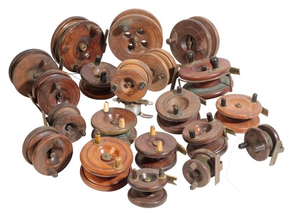 A LARGE COLLECTION OF VARIOUS WOODEN AND BRASS FISHING REELS