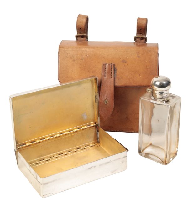 AN EDWARDIAN HUNTING SANDWICH TIN AND GLASS FLASK