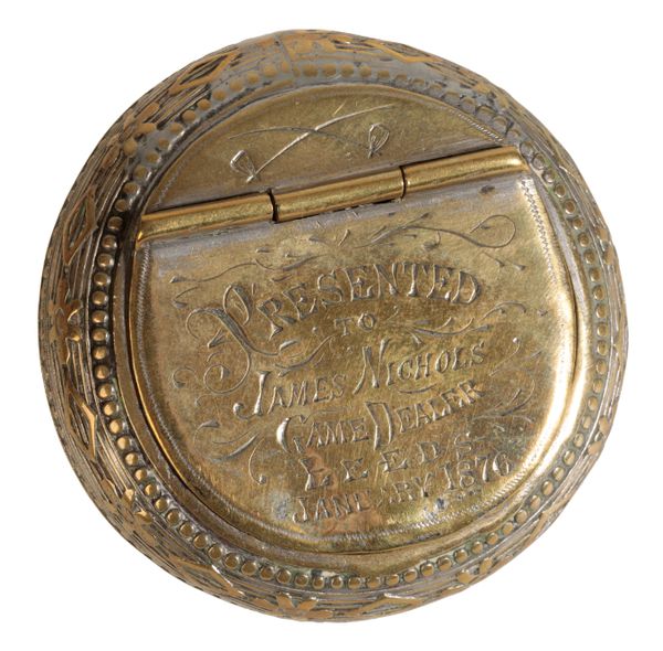 A BRASS FLORAL ENGRAVED SNUFF BOX