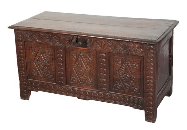 A 17TH CENTURY OAK COFFER