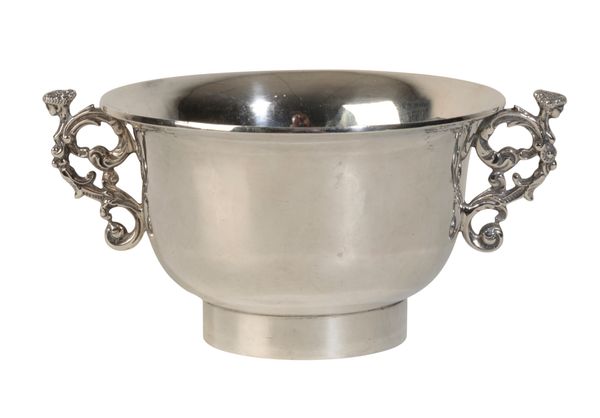 AN EARLY 20TH CENTURY SILVER BOWL