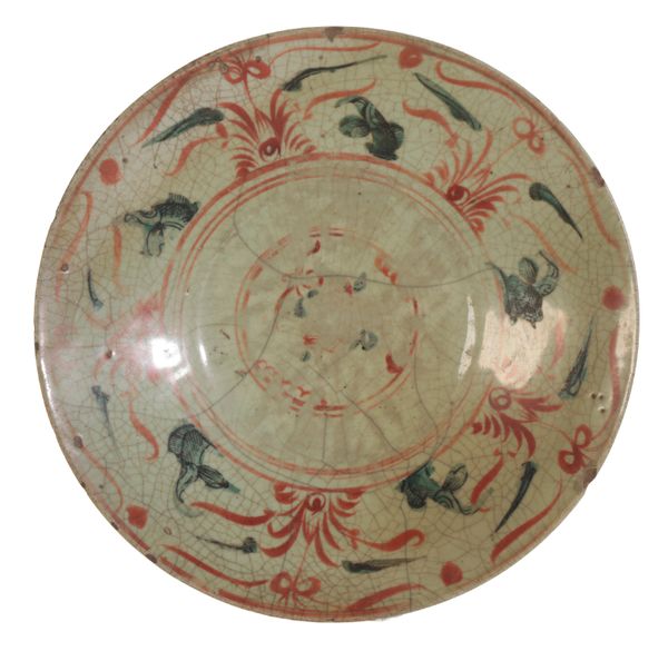 A LARGE SWATOW POLYCHROME-ENAMELLED DISH