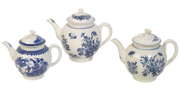 A FIRST PERIOD WORCESTER BLUE AND WHITE GLOBULAR TEAPOT AND COVER