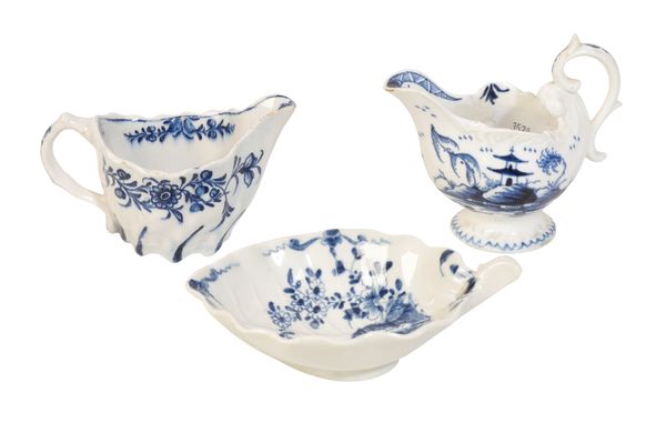 A FIRST PERIOD WORCESTER BLUE AND WHITE LEAF-SHAPED PICKLE DISH