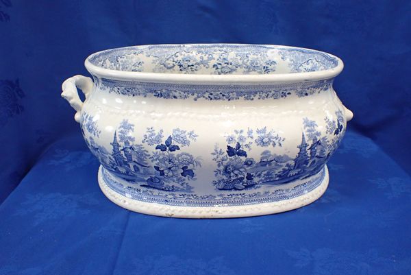 A 19TH CENTURY BLUE TRANSTER PRINTED FOOTBATH