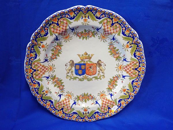 A FRENCH ROUEN STYLE FAIENCE CHARGER, WITH PAINTED ARMORIAL