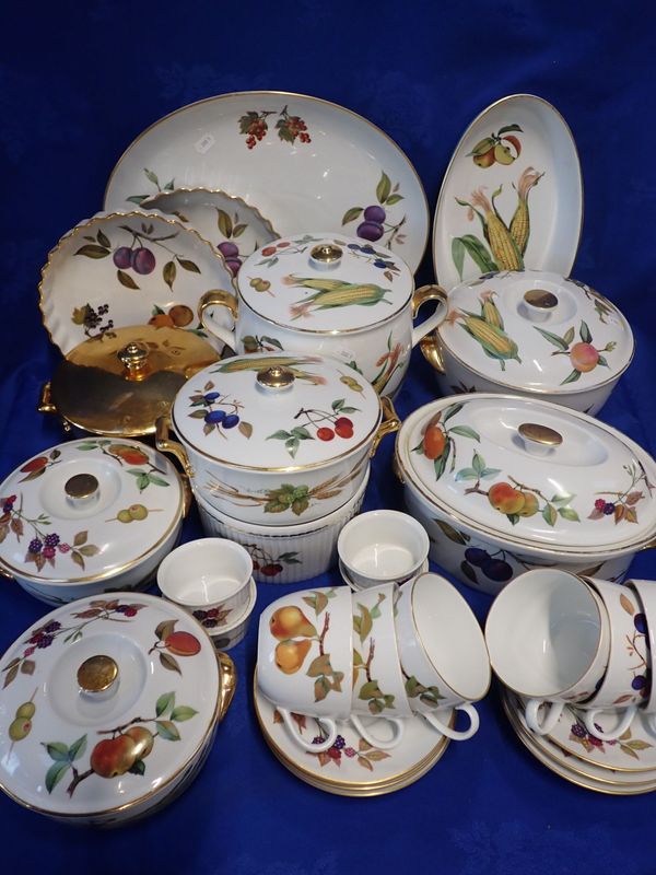 A COLLECTION OF ROYAL WORCESTER 'EVESHAM' DINNERWARE