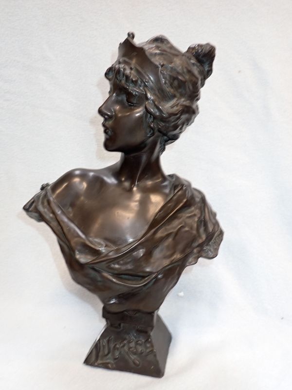 AN ART NOUVEAU STYLE BUST OF LUCRECE