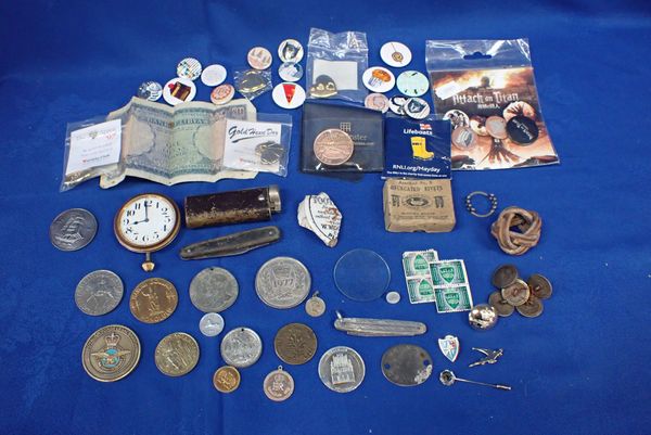 A COLLECTION OF TIN BADGES, COMMEMORATIVE MEDALS