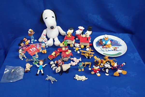 A COLLECTION OF VINTAGE 'SNOOPY'  TOYS AND COLLECTIBLES