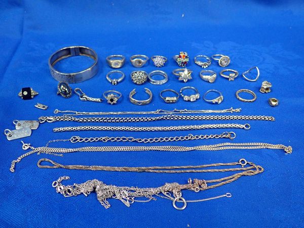 A QUANTITY OF MARKED SILVER JEWELLERY