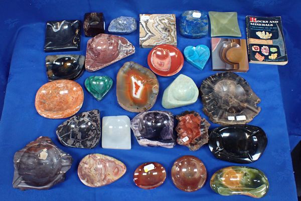 A COLLECTION OF STONE SPECIMEN ASHTRAYS, INCLUDING LAPIS LAZULI, FLUORITE