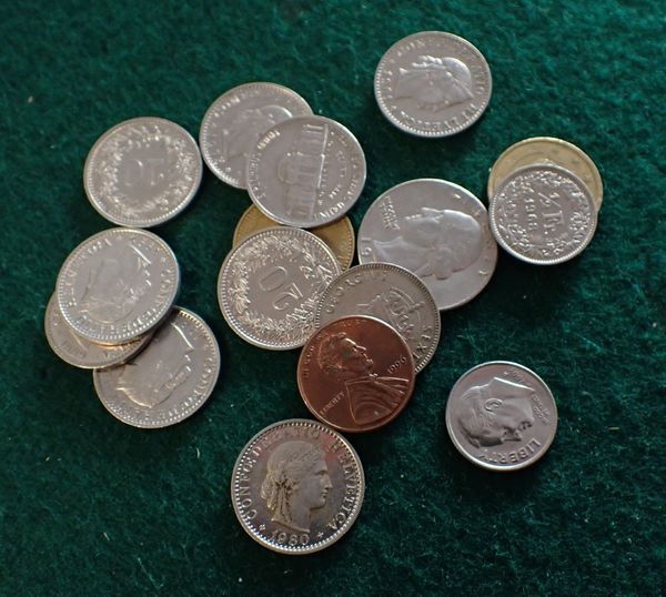 A QUANTITY OF VARIOUS COINS AND BANKNOTES