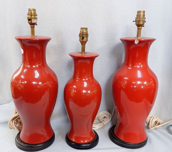 A PAIR OF CERAMIC TABLE LAMPS, OF BALUSTER VASE FORM