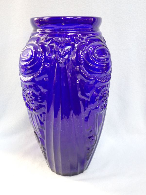 A FRENCH ART DECO STYLE BLUE GLASS VASE