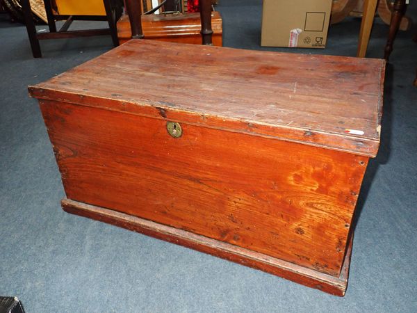 A SMALL 19TH CENTURY ELM TRUNK