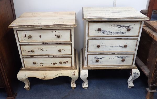 A WHITE-PAINTED SMALL CHEST OF DRAWERS