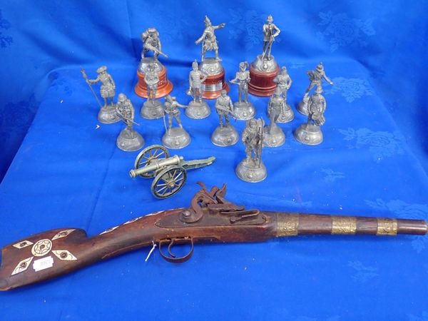 A COLLECTION OF CAST PEWTER MILITARY FIGURES