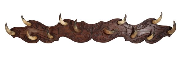 AN EDWARDIAN CARVED OAK AND COW HORN HAT AND COAT RACK
