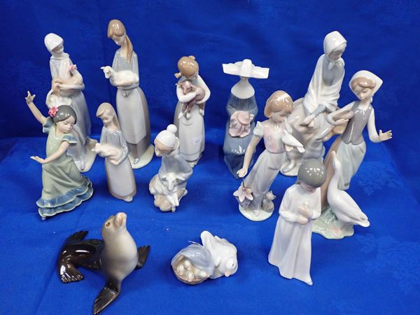 A  COLLECTION OF LLADRO FIGURINES