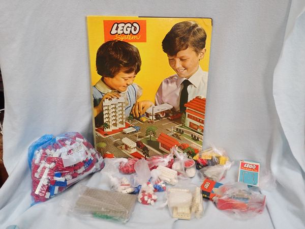 A COLLECTION OF VINTAGE LEGO