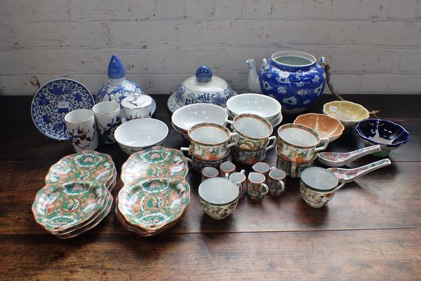 A  20TH CENTURY CHINESE FAMILE VERTE TYPE TEA SERVICE, THE SAUCERS WITH INTEGRAL PLATES