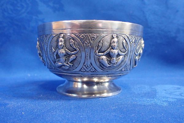 AN INDIAN WHITE METAL BOWL, DECORATED WITH FIGURES