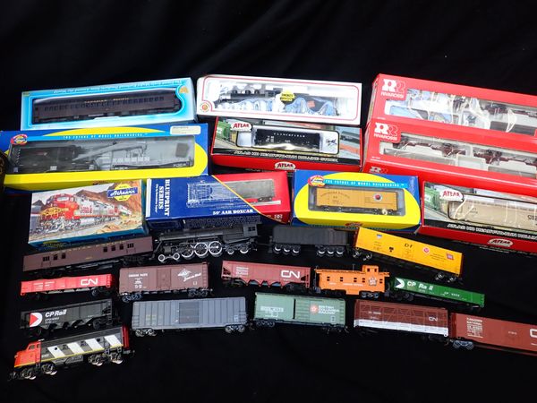 A COLLECTION OF 'HO' GAUGE MODEL RAILWAY  EQUIPMENT, CANADIAN/AMERICAN MARKET