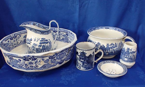 AN 18TH CENTURY BLUE AND WHITE CHINESE DECORATED MUG