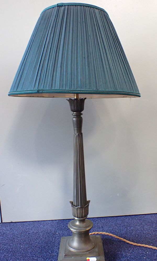 A GILT BRASS TABLE LAMP, OF NEOCLASSICAL STYLE