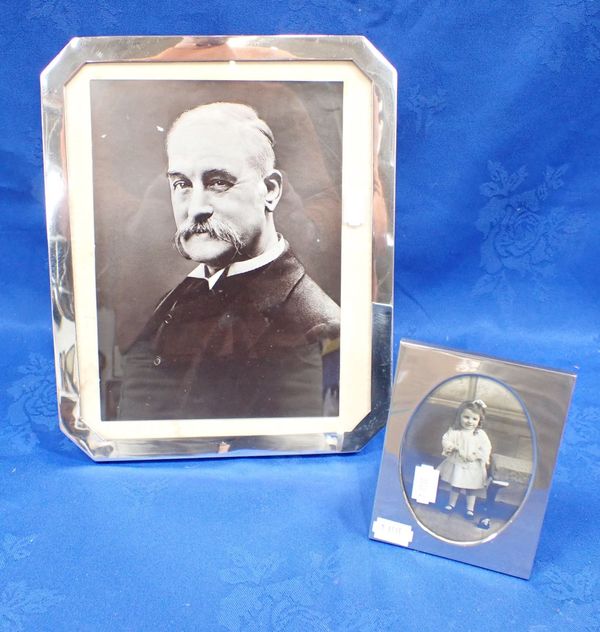 AN ART DECO SILVER PHOTOGRAPH FRAME WITH CANTED CORNERS