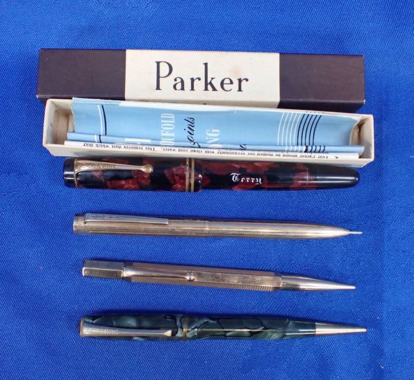 A VINTAGE PARKER DUOFOLD  FOUNTAIN PENS