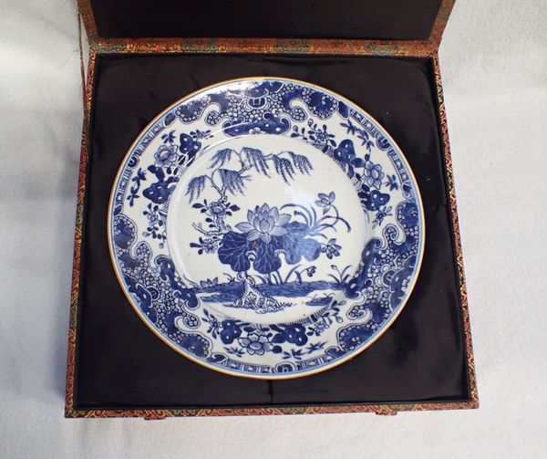 A CHINESE BLUE AND WHITE  PLATE