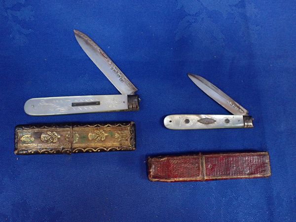 A GEORGIAN SILVER AND MOTHER-OF-PEARL POCKET KNIFE, IN RED LEATHER CASE