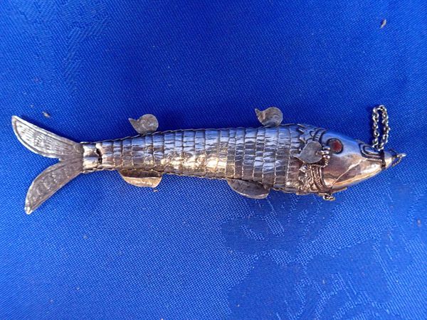 A WHITE METAL ARTICULATED FISH