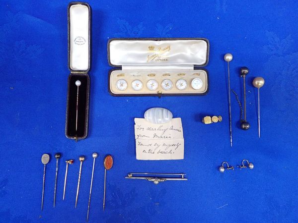 A COLLECTION OF TIE PINS AND OTHER JEWELLERY