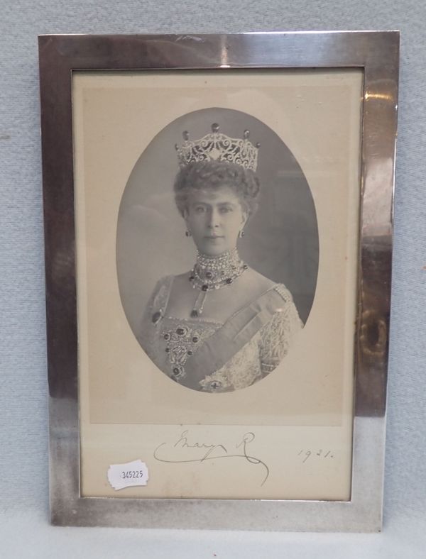 A SIGNED PHOTOGRAPH OF QUEEN MARY, DATED 1921, IN A PLAIN SILVER FRAME