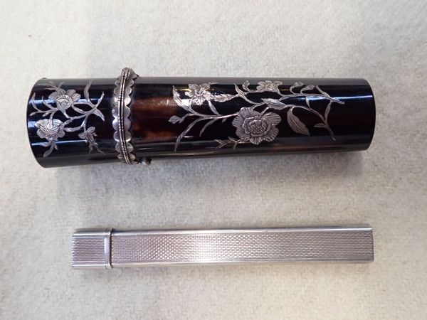 A VICTORIAN ETUI, TORTOISESHELL INLAID WITH SILVER