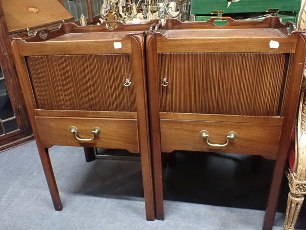 A PAIR OF GOOD QUALITY  MAHOGANY GEORGE III STYLE NIGHT TABLES
