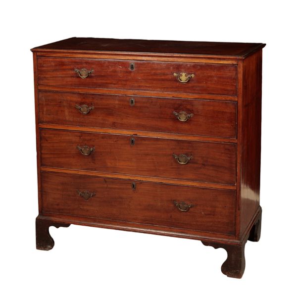 A GEORGE III MAHOGANY CHEST OF DRAWERS